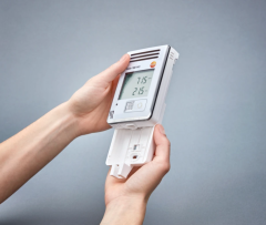 TESTO WiFi data logger with display and integrated sensors for temperature, humidity, CO2 and atmospheric pressure | 160 IAQ